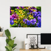Gelbe Coreopsis und Lila Violas farbenfrohe Blüte Poster (Heimbüro)