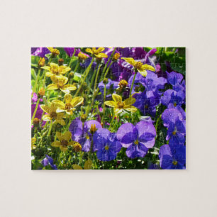 Gelbe Coreopsis und Lila Violas farbenfrohe Blüte Puzzle