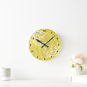 Gelbe Curlen mit Filigrel und Blütenblättern Runde Wanduhr (Zuhause)