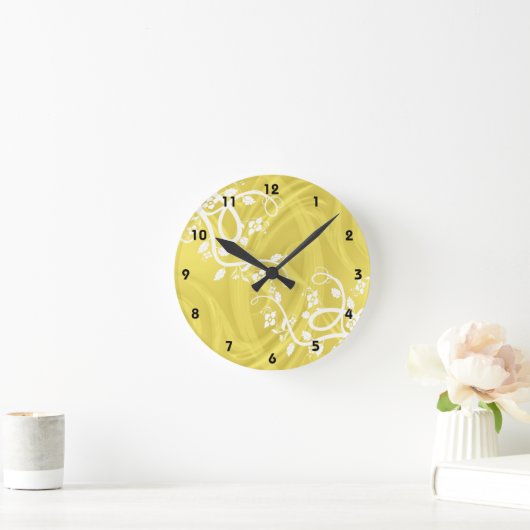 Gelbe Curlen mit Filigrel und Blütenblättern Runde Wanduhr (Zuhause)