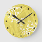 Gelbe Curlen mit Filigrel und Blütenblättern Runde Wanduhr (Vorderseite)