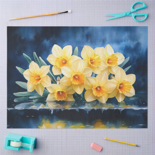 Gelbe Daffodien auf blauem Aquarell-Decoupage Seidenpapier (Basteln)