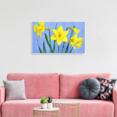 Gelbe Daffodien auf blauem Wrapper der Leinwand (Insitu (Wohnzimmer))
