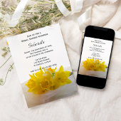 Gelbe Daffodien auf dem Brautparty des Weißen Früh Einladung