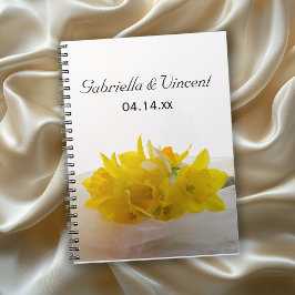 Gelbe Daffodien auf der Hochzeit des weißen Frühli Notizblock