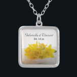Gelbe Daffodien auf der Hochzeit des weißen Frühli Versilberte Kette<br><div class="desc">Die eleganten Gelben Daffodils auf der White Spring Wedding Pendant Necklace machen ein einzigartiges personalisiertes Sake Geschenk für die Braut oder ihre Brautmädchen. Diese hübsche botanische Hochzeitskette zeigt ein Blumenfoto eines Straußes aus gelben, dicken Blume mit weißem Brautschleier in einem silbernen, eckigen Anhänger. Ideal für Ihren klassischen März, im April...</div>