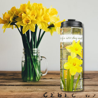 Gelbe Daffodien auf rustikalen grünen Blume Zitat Thermosbecher