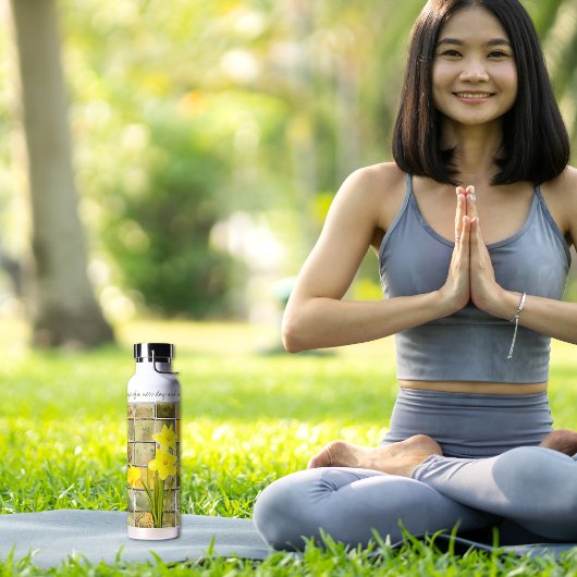 Gelbe Daffodien auf rustikalen grünen Blume Zitat Thermosbecher