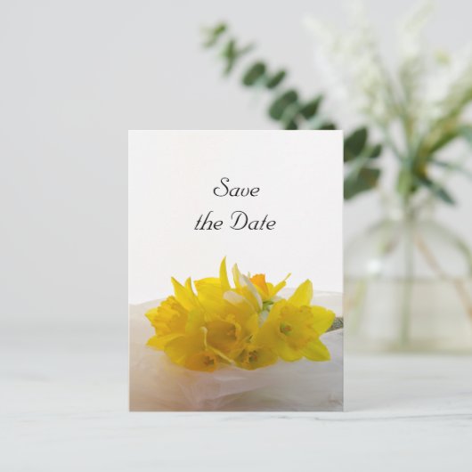 Gelbe Daffodien auf weißer Hochzeit speichern das  Ankündigungspostkarte (Stehend Vorderseite)