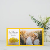 Gelbe Daffodien auf White Just Married Ankündigung (Stehend Vorderseite)