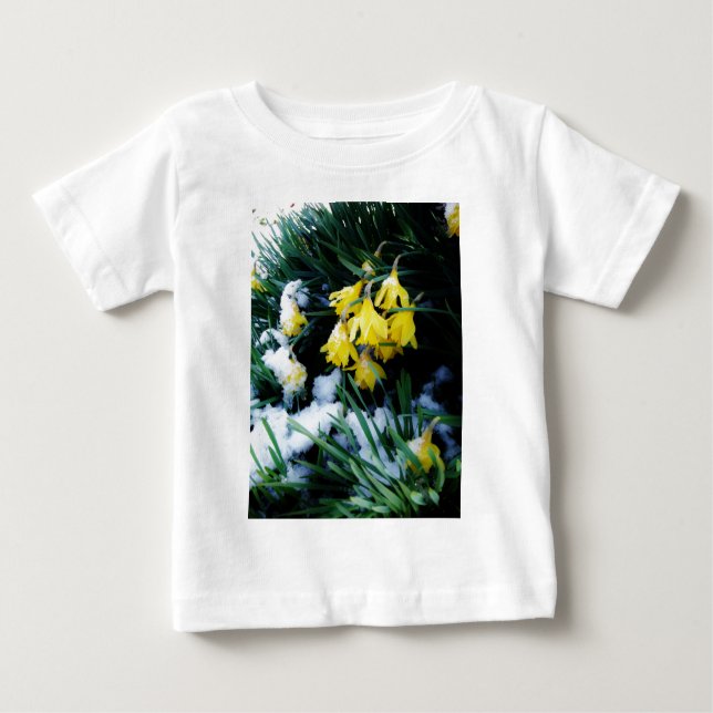 Gelbe Daffodien Blume im Schnee Baby T-shirt (Vorderseite)