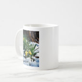 Gelbe Daffodien Blume im Schnee Kaffeetasse (Vorderseite Links)