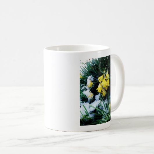 Gelbe Daffodien Blume im Schnee Kaffeetasse (VorderseiteRechts)
