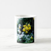 Gelbe Daffodien Blume im Schnee Kaffeetasse (Mittel)
