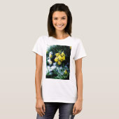 Gelbe Daffodien Blume im Schnee T-Shirt (Vorne ganz)