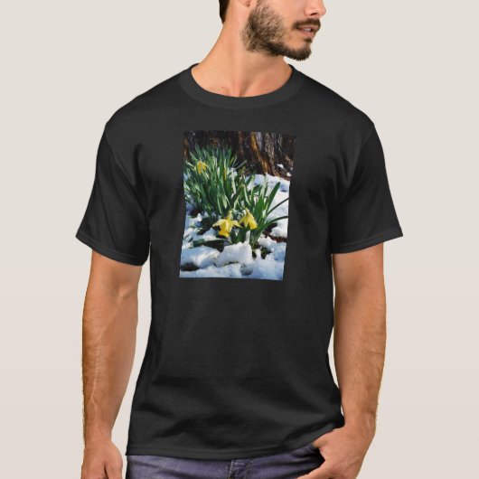 Gelbe Daffodien Blume im Schnee T-Shirt (Vorderseite)