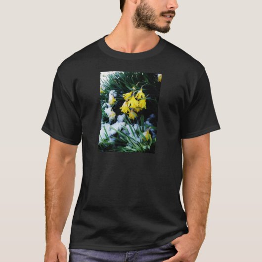Gelbe Daffodien Blume im Schnee T-Shirt (Vorderseite)