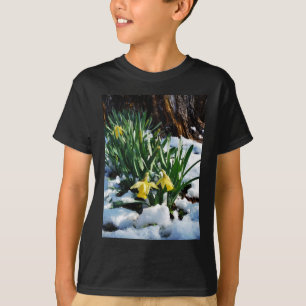 Gelbe Daffodien Blume im Schnee T-Shirt