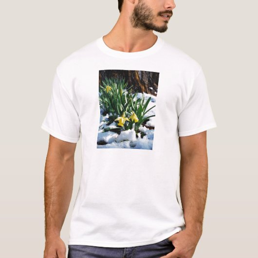 Gelbe Daffodien Blume im Schnee T-Shirt (Vorderseite)