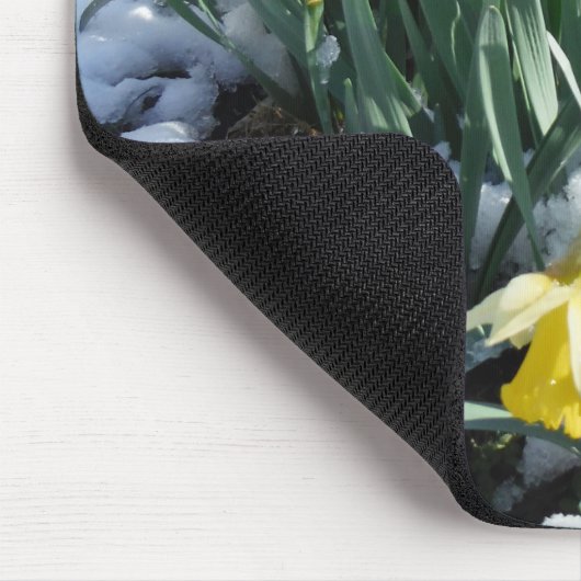 Gelbe Daffodien im Schnee Mousepad (Ecke)