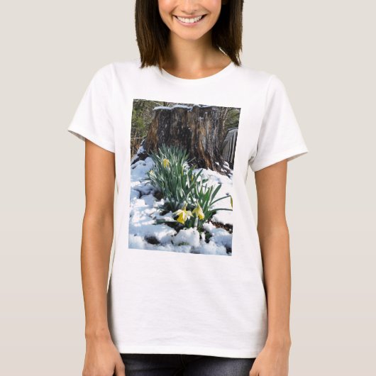 Gelbe Daffodien im Schnee T-Shirt (Vorderseite)