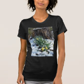 Gelbe Daffodien im Schnee T-Shirt (Vorderseite)