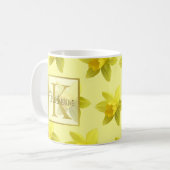 Gelbe Daffodien Muster Monogramm Kaffeetasse (Vorderseite Links)