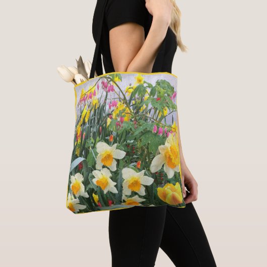 Gelbe Daffodien Touch Rosa Blumengarten  Tasche (Von Nahem)