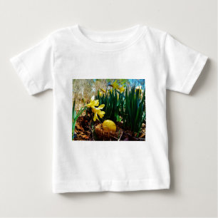 Gelbe Daffodien und ein Gelbes Osterei Baby T-shirt