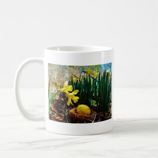 Gelbe Daffodien und ein Gelbes Osterei Kaffeetasse (Links)