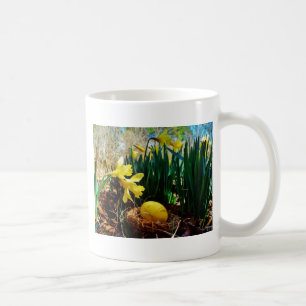 Gelbe Daffodien und ein Gelbes Osterei Kaffeetasse