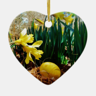 Gelbe Daffodien und ein Gelbes Osterei Keramik Ornament