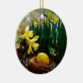 Gelbe Daffodien und ein Gelbes Osterei Keramikornament (Rechts)