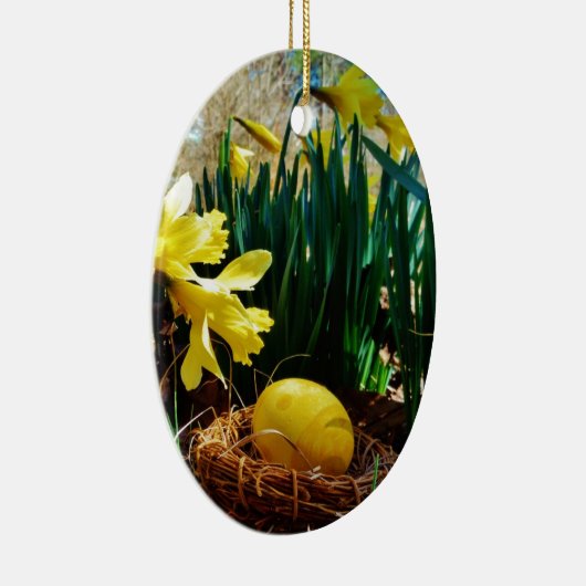 Gelbe Daffodien und ein Gelbes Osterei Keramikornament (Rechts)