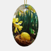 Gelbe Daffodien und ein Gelbes Osterei Keramikornament (Links)
