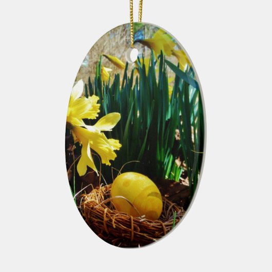Gelbe Daffodien und ein Gelbes Osterei Keramikornament (Links)