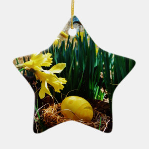 Gelbe Daffodien und ein Gelbes Osterei Keramikornament