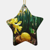 Gelbe Daffodien und ein Gelbes Osterei Keramikornament (Links)