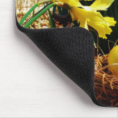 Gelbe Daffodien und ein Gelbes Osterei Mousepad (Ecke)