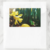 Gelbe Daffodien und ein Gelbes Osterei Rechteckiger Aufkleber (Tasche)