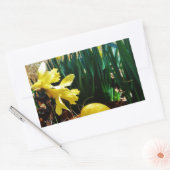 Gelbe Daffodien und ein Gelbes Osterei Rechteckiger Aufkleber (Umschlag)