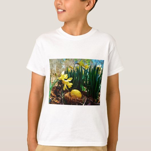Gelbe Daffodien und ein Gelbes Osterei T-Shirt (Vorderseite)