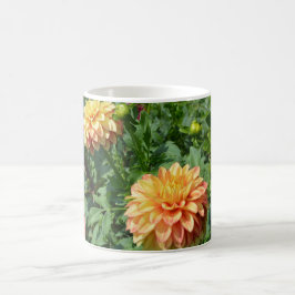 Gelbe Dahlien grace die Seiten dieser Tasse