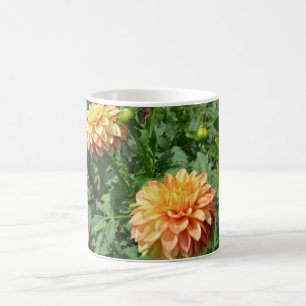 Gelbe Dahlien grace die Seiten dieser Tasse