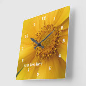 Gelbe Daisy Blume Petals und Mitte Personalisiert Quadratische Wanduhr (Winkel)