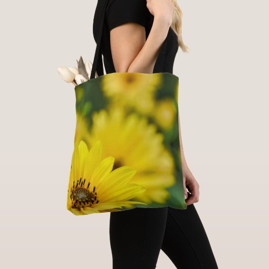 Gelbe Daisy Helenium über die gesamte Drucktasche Tasche (Von Nahem)