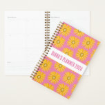 Gelbe Daisy-Muster-Blume blühen florales CUSTOM Planer<br><div class="desc">Hallo ! Ich hoffe,  Ihnen gefällt dieses originale Kunstwerk-Design. Fügen Sie Ihren eigenen Text hinzu,  ändern Sie die Farben oder Schriftart,  um ihn zu personalisieren. Karo in meinem Shop für weitere Designs. Wenn du etwas Angewohntes willst,  lass mir bitte Bescheid.</div>