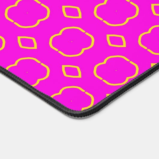 Gelbe dekorative Formen rosa Muster Schreibtischunterlage (Ecke)