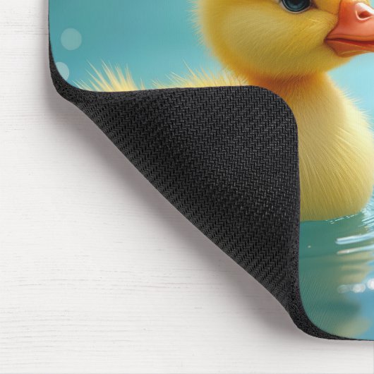Gelbe Ducklings, die auf blauem Wasser schwimmen Mousepad (Ecke)