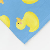 Gelbe Enten auf einem blauen Hintergrund Persönlic Fleecedecke (Ecke)